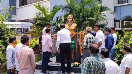 कोंडागांव: कोंडागांव जिला अस्पताल में मनाई गई गुरुदेव रवींद्रनाथ टैगोर की 165वीं जयंती, अस्पताल में हुआ फल वितरण