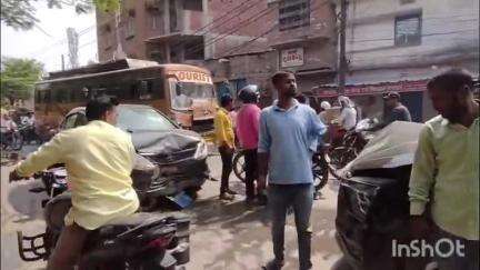बलिया: कुंवर सिंह चौराहे के पास बीच सड़क पर दो लग्जरी गाड़ियों की जोरदार टक्कर, बाल-बाल बची जान