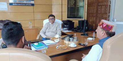 डलहौज़ी: विधायक डीएस ठाकुर ने बनीखेत में NHPC के कार्यपालक निदेशक के साथ की बैठक