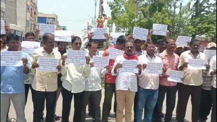 సిరిసిల్ల: భారత సైనికులకు పాలిస్టర్ వార్పిన్ వర్కర్స్ సీఐటీయూ ఆధ్వర్యంలో ఫ్లకార్డుల ప్రదర్శనతో అభినందన #operationsindoor