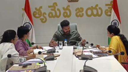 పేదల ఉచిత గృహాల నిర్మాణాలను త్వరితగతిన పూర్తి చేయాలి: అమలాపురంలో కలెక్టర్ మహేష్ కుమార్ ఆదేశాలు