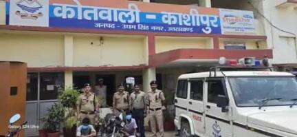काशीपुर: कटोराताल पुलिस चौकी इंचार्ज विपुल जोशी ने ईदगाह रोड के पास दो आरोपियों को चोरी के माल के साथ किया गिरफ्तार