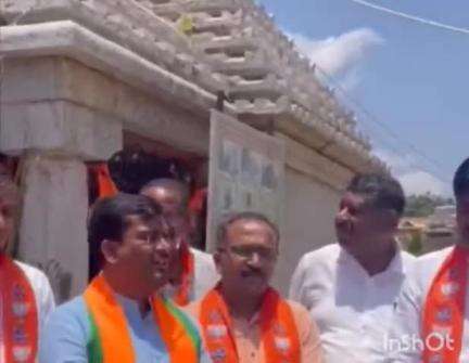 ಲಕ್ಷ್ಮೇಶ್ವರ: ಪಟ್ಟಣದ ಸೋಮೇಶ್ವರ ದೇವಸ್ಥಾನದಲ್ಲಿ ಭಾರತೀಯ ಸೈನಿಕರಿಗೆ ಶಕ್ತಿ ಕರುಣಿಸಲಿ ಎಂದು ಪ್ರಾರ್ಥನೆ