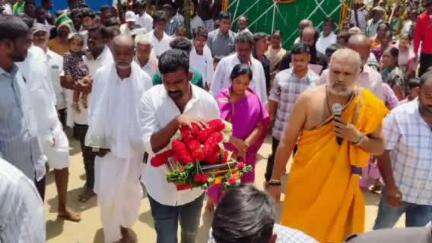 ముత్తుగుంటలో సీతారామాంజనేయులు విగ్రహాల ప్రతిష్ట కార్యక్రమంలో పాల్గొని విగ్రహాలను ప్రతిష్టించిన ఎమ్మెల్యే పరిటాల సునీత