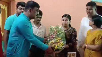 পাঁশকুড়া: উচ্চমাধ্যমিকে অষ্টম স্থানাধিকারী পাঁশকুড়ার তিস্তা বেরাকে  সম্বর্ধনা জানালো পাঁশকুড়া ব্লকের BDO