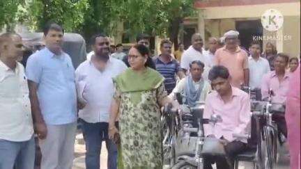 फूलपुर: फूलपुर ब्लाक परिसर में दिव्यांग कल्याण विभाग द्वारा ब्लाक प्रमुख व खंड विकास अधिकारी ने ट्राई साइकिल का वितरण किया