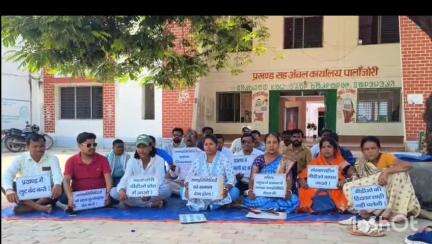 पालोजोरी: पालोजोरी प्रखंड विकास पदाधिकारी के खिलाफ पंचायत समिति सदस्यों का अनिश्चितकालीन धरन तीसरे दिन भी जारी।
