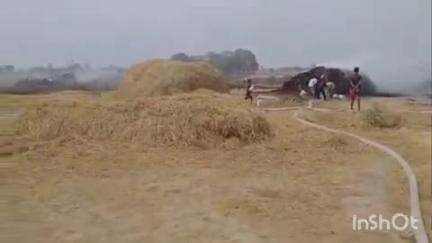 काराकाट: काराकाट थाना क्षेत्र के गछईं गांव के एक खलिहान में लगी आग, 5 किसानों के हजारों रुपये का पुआल जल गया