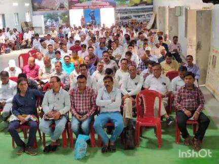किरनापुर: डीईओ ने नगर मुख्यालय में स्कूल शिक्षा एवं जनजाति कार्य विभाग के प्राचार्यों के साथ समीक्षा बैठक की