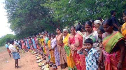 குஜிலியம்பாறை: மணியக்காரன்பட்டியில் பச்சை மண் கலையத்தில் பொங்கல் வைத்து வழிபட்ட பெண்கள்