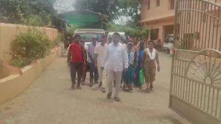 ଦେବଗଡ: ସ୍ଥାନୀୟ ଗ୍ରାମ୍ୟ ଜଳ ଓ ପରିମଳ ବିଭାଗ ଅଧିକ୍ଷଣ ଯନ୍ତ୍ରୀଙ୍କ କାର୍ଯ୍ୟାଳୟରେ ନଳକୂପ ଖନନ ପାଇଁ ଜିଲ୍ଲା କଂଗ୍ରେସ ପକ୍ଷରୁ ଦାବିପତ୍ର ପ୍ରଦାନ