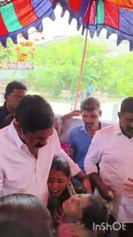 పర్వతగిరి: వడ్లకొండకు చెందిన కాంగ్రెస్ సోషల్ మీడియా కోఆర్డినేటర్ కట్ట శ్రీనివాస్ మృతి, నివాళులర్పించిన ఎమ్మెల్యే K.R.నాగరాజు