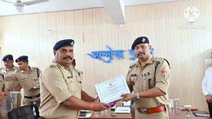 सल्ट: एसएसपी अल्मोड़ा ने थाना सल्ट में तैनात कांस्टेबल को सराहनीय कार्य के लिए प्रदान किया प्रशस्ति पत्र