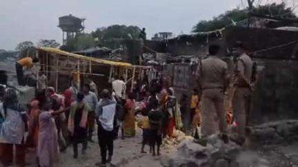 कोटद्वार: कोटद्वार में प्रशासन ने सरकारी भूमि पर अतिक्रमण करने वाली दो निर्माणाधीन झोपड़ियां हटवाई