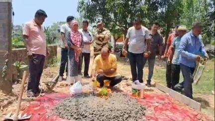 পুরাতন মালদা: পঞ্চায়েতের অর্থ কমিশনের অর্থে আড়াই লক্ষ টাকা ব্যয়ে কংক্রিট ঢালাই রাস্তার কাজের সূচনা ৮ মাইলে,উপস্থিত বিধায়ক