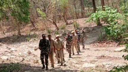 तुलसीपुर: भारत नेपाल सीमावर्ती क्षेत्र में वर्तमान परिदृश्य के दृष्टिगत पुलिस एवं सशस्त्र सीमा बल ने किया गस्त#OperationSindoor