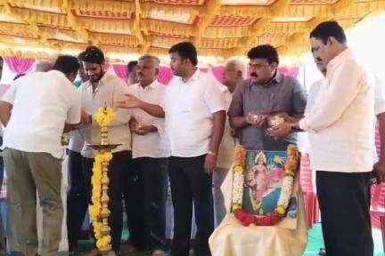 ಚನ್ನಪಟ್ಟಣ: ಸುಣ್ಣಘಡ್ಟ ಗ್ರಾಮದ ಬಳಿ ಬಮೂಲ್ ಚುನಾವಣೆ ಹಿನ್ನೆಲೆಯಲ್ಲಿ ಸಭೆ