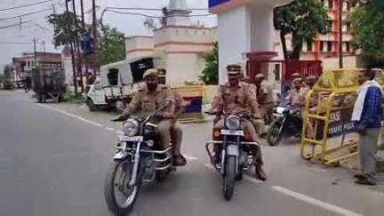 मुहम्मदाबाद गोहना: मुहम्मदाबाद गोहाना में पुलिसकर्मियों ने बाइक फ्लैग मार्च निकालकर दिए कई निर्देश