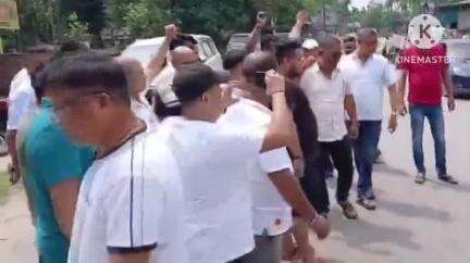 মাৰ্ঘেৰিটা: মাৰ্ঘেৰিটাত পাকিস্তানৰ পতাকা দাহ মাৰ্ঘেৰিটা ব্যৱসায়ী সন্থাৰ