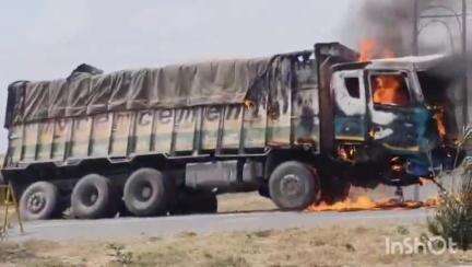 उरई: एट थाना क्षेत्र के नेशनल हाईवे 27 पर अज्ञात कारणों से एक ट्रक में लगी आग, ट्रक जलकर हुआ खाक