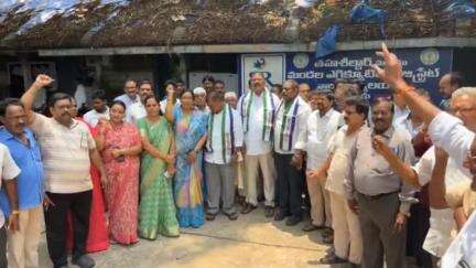 తణుకు: కూటమి ప్రభుత్వంలో కుట్టు మిషన్ల స్కాం పై విచారణ చేయాలని మాజీ మంత్రి నాగేశ్వరరావు ఆధ్వర్యంలో నిరసన కార్యక్రమం