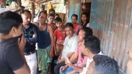 আলিপুরদুয়ার ২: ধারসীতে আগুনে পুড়ে যাওয়া ক্ষতিগ্রস্ত ব্যক্তিদের সঙ্গে দেখা করলেন কুমারগ্রামের বিধায়ক