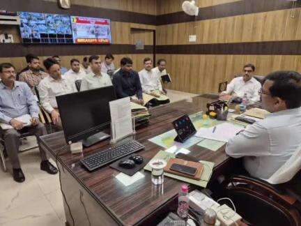 उरई: उरई में मुख्यमंत्री युवा उद्यमी योजना की साप्ताहिक समीक्षा बैठक हुई, युवाओं को स्वरोजगार से जोड़ने के दिए गए निर्देश