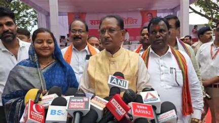 रामानुजनगर: मुख्यमंत्री विष्णु देव साय ने रामानुजनगर के ग्राम पटना में आयोजित समाधान शिविर में ग्रामीणों की समस्याओं का किया समाधान