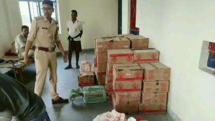 गायघाट: शिवदाहां गांव से पुलिस ने 71 कार्टन लदे मालवाहक ऑटो और बाइक बरामद की, कारोबारी फरार
