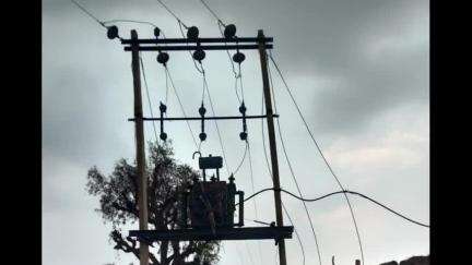 रतनगढ़: गांव गोलसर के पास खेत के ऊपर से गुजर रही बिजली की हाईटेंशन लाइन में स्पार्किंग से खेत में बनी ढाणी में लगी आग