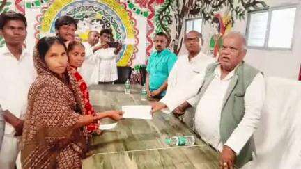 राजगीर: राजगीर में सड़क दुर्घटना में पीड़ित परिवारों को ग्रामीण विकास मंत्री श्रवण कुमार ने चेक वितरित किए
