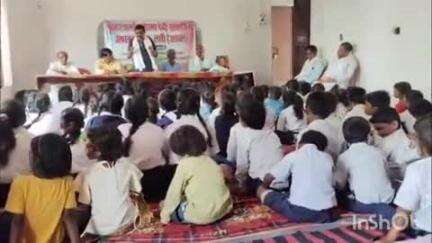 कुर्था: मध्य विद्यालय लारी में स्व. पुष्कर शर्मा की 32वीं पुण्यतिथि पर धार्मिक पुस्तक वितरण कार्यक्रम आयोजित