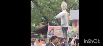 बलिया: कलेक्ट्रेट बार के अधिवक्ताओं ने जिलाधिकारी कार्यालय के सामने जिला प्रशासन का फूंका पुतला