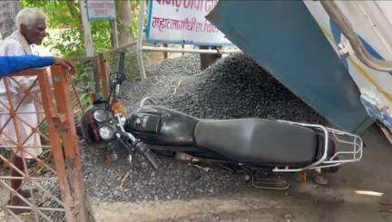 बांसवाड़ा: शहर के एमजी अस्पताल में स्थित वागड़ धर्मशाला के पास चलता हुआ डंपर नाले में गिरा, बड़ा हादसा टला