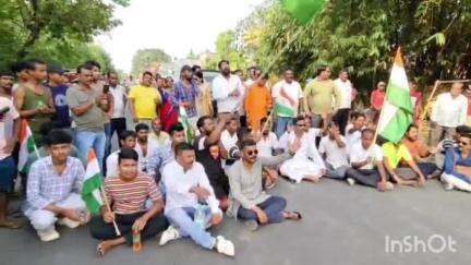 বলাগড়: বলাগরের শেরপুরে আসাম রোড অবরোধ করে রাস্তায় টায়ার জ্বালিয়ে বিক্ষোভ দেখাল বিজেপি
