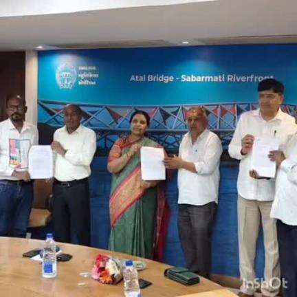 ઘાટલોડિયા: નિમણૂંક પામેલા હોલ મેનેજરોને મેયરના હસ્તે નિમણૂંક પત્ર એનાયત કરાયા