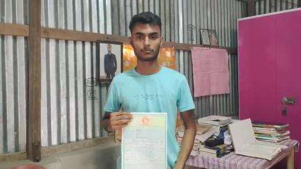 কালচিনি: উচ্চ মাধ্যমিক পরীক্ষায় কালচিনি ব্লকের শীর্ষস্থান অর্জনকারী ছাত্রকে সংবর্ধনা প্রদান করল তৃণমূল কংগ্রেস