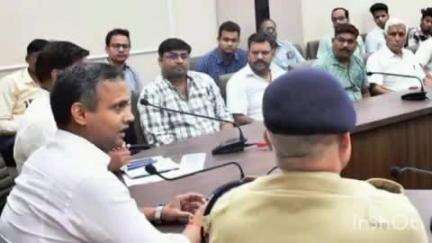 बारां: जिला कलेक्टर व एसपी ने कलेक्ट्रेट सभागार में व्यापारिक एवं सामाजिक संगठनों के साथ की बैठक