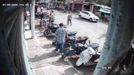 देवरी: देवरी में घर के बाहर से बाइक हुई चोरी, CCTV फ़ुटेज आया सामने