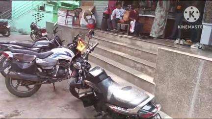खानपुर: खानपुर कस्बे में रेडीमेड कपड़े की दुकान के बाहर से एक बाइक हुई चोरी, सीसीटीवी में कैद हुई वारदात