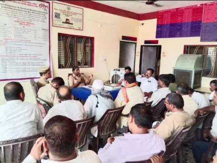 राजातालाब: लोहता थाना प्रभारी ने अपराध पर अंकुश लगाने की कवायद, ग्राम प्रधानों के साथ बैठक कर की अपील