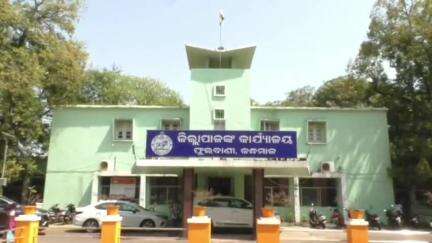 ଫୁଲବାଣୀ ସହର: ଫୁଲବାଣି ଠାରେ ପାଲଚି ଗ୍ରାମବାସୀ ଜିଲ୍ଲାପାଳ ଙ୍କ କାର୍ଯ୍ୟାଳୟ ଠାରେ ଲିଖିତ ଅଭିଯୋଗ କରିଛନ୍ତି