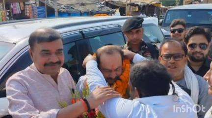 काशी चक: शाहपुर मोड़ के पास भाजपा की सांसद विवेक ठाकुर का जिला अध्यक्ष की देखरेख में स्वागत किया गया