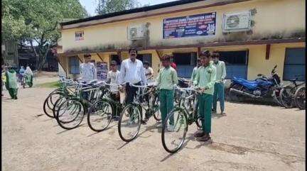 निरसा/चिरकुंडा: निरसा प्रखंड कार्यालय में शिक्षा विभाग ने अष्टम वर्ग के छात्र-छात्राओं को 93 साइकिलें वितरित कीं