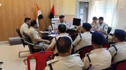 अररिया: एसपी ने अपने कार्यालय में मासिक अपराध गोष्ठी के तहत जिले भर के पुलिस पदाधिकारियों के साथ बैठक की, दिए कई निर्देश
