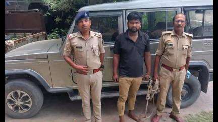 हथुआ: मीरगंज पुलिस ने वाहन चेकिंग के दौरान लाइन बाजार से चोरी की बोलेरो के साथ अभियुक्त को गिरफ्तार किया