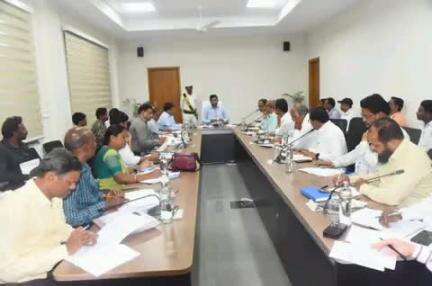 గద్వాల్: జిల్లాలో ఇందిరమ్మ ఇండ్లు త్వరగా పూర్తి చేయాలి:జిల్లా కలెక్టర్ బిఎం సంతోష్ కుమార్