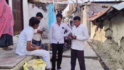 मोहन बड़ोदिया: मोहन बड़ोदिया में ग्राम पंचायत के कर्मचारी घर-घर जाकर कर रहे हैं ई-केवायसी