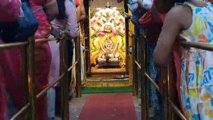 அணைக்கட்டு: வேலூர் புதிய பேருந்து நிலையம் செல்லியம்மன் கோவிலில் இந்திய ராணுவம் போரில் வெற்றி பெற அதிமுகவினர் வெள்ளி தேர் இழுத்து பிரார்த்தனை