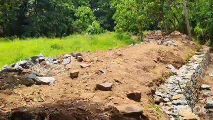നിലമ്പൂർ: ജ്യോതിപടിയിലെ നഗരസഭയുടെ സ്ഥലം കയ്യേറിയെന്ന പ്രതിപക്ഷ നേതാവിന്റെ പരാതിയിൽ താലൂക്ക് സർവെയർ പരിശോധന നടത്തി